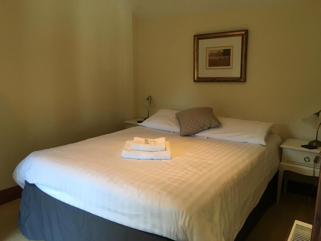 The Crown Hotel Mundford Екстер'єр фото
