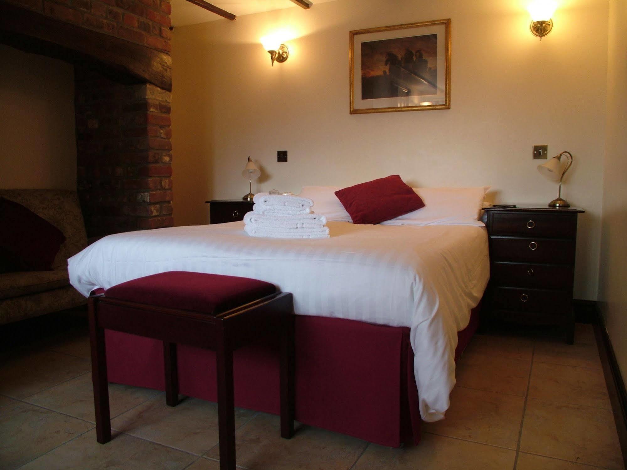 The Crown Hotel Mundford Екстер'єр фото
