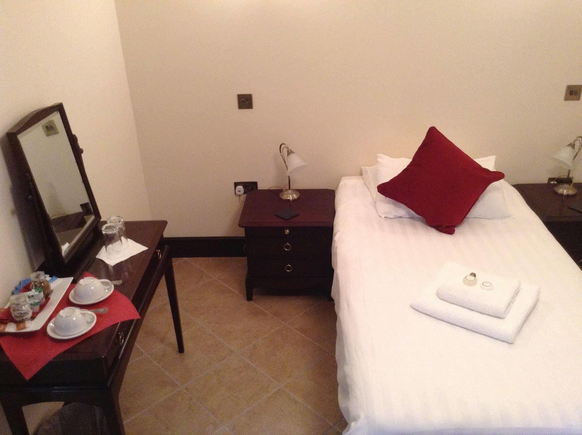 The Crown Hotel Mundford Екстер'єр фото